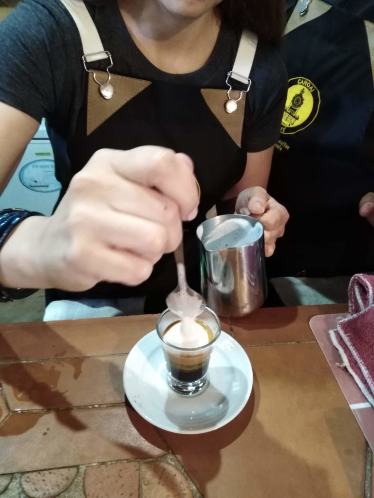 Barista preparando un Macchiato - Tienda de café online
