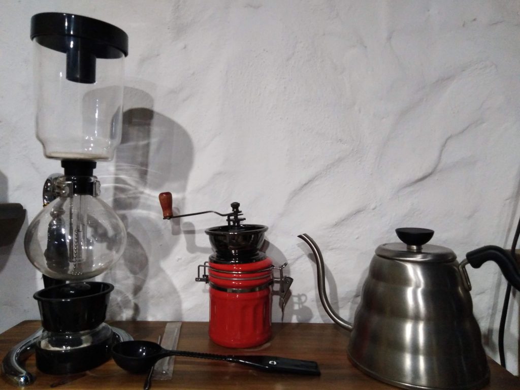 Cafetera de sifón, coffee brewing, molino de café, barista